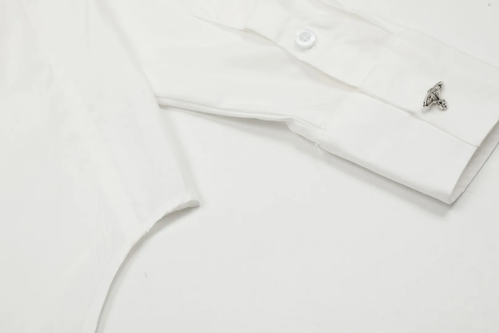VIVI122#Same style for men and women" vivienne west wood Queen Mother Vivian Unisex style Casual suit style design shirt with metallic finishing touch on the cuffs Folding design of sleeves with high workmanship Double pressed seam patch design on the hem The upper body has a stylish design sense The white background picture details display effect is average The real texture quality far exceeds the picture The 3 colors are very versatile Color: Dark blue Black White Size: S M L